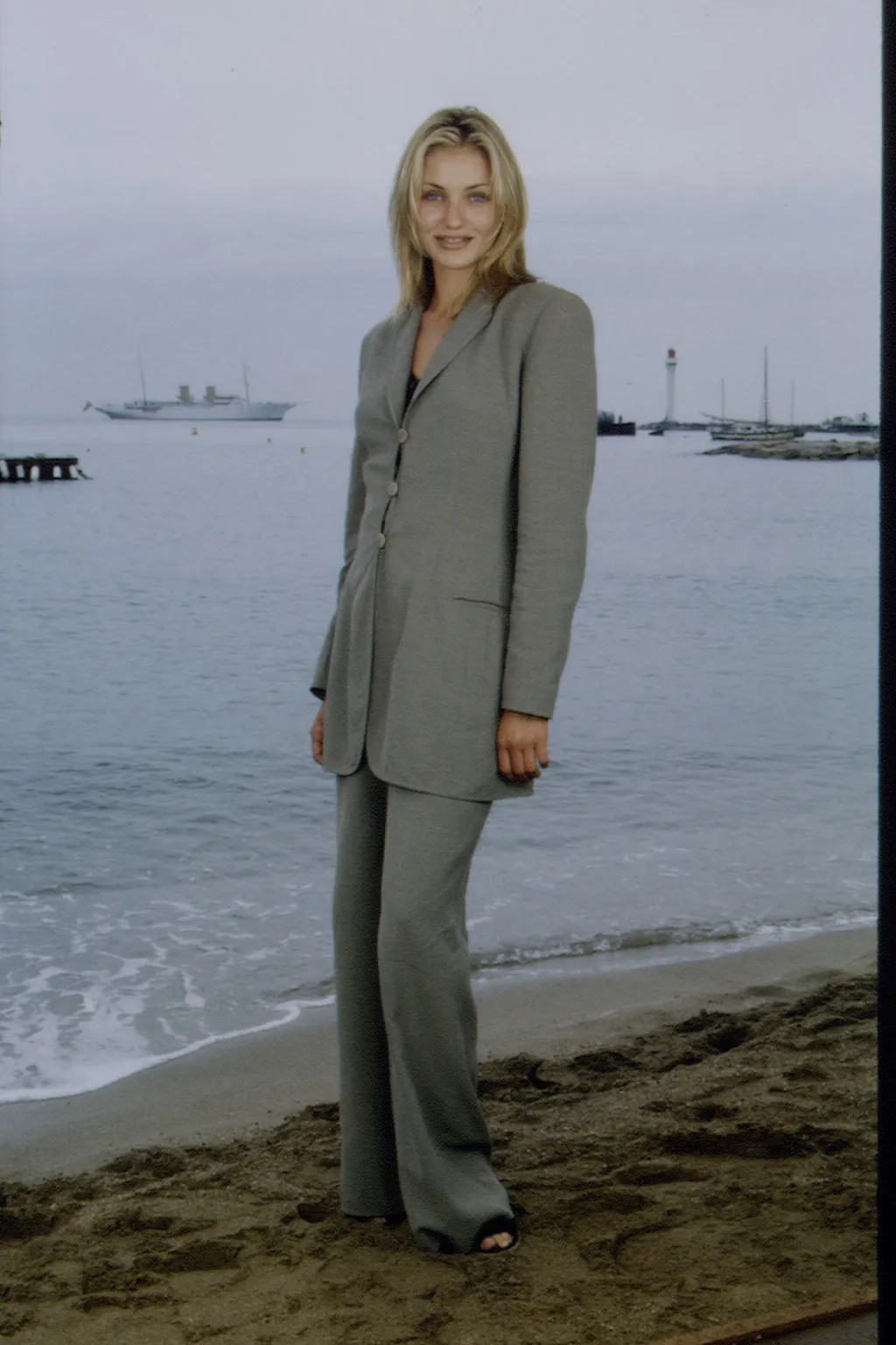 Cameron Diaz w garniturze na plaży w Cannes. Na festiwalu promo-wała film „Maska” (1994). 