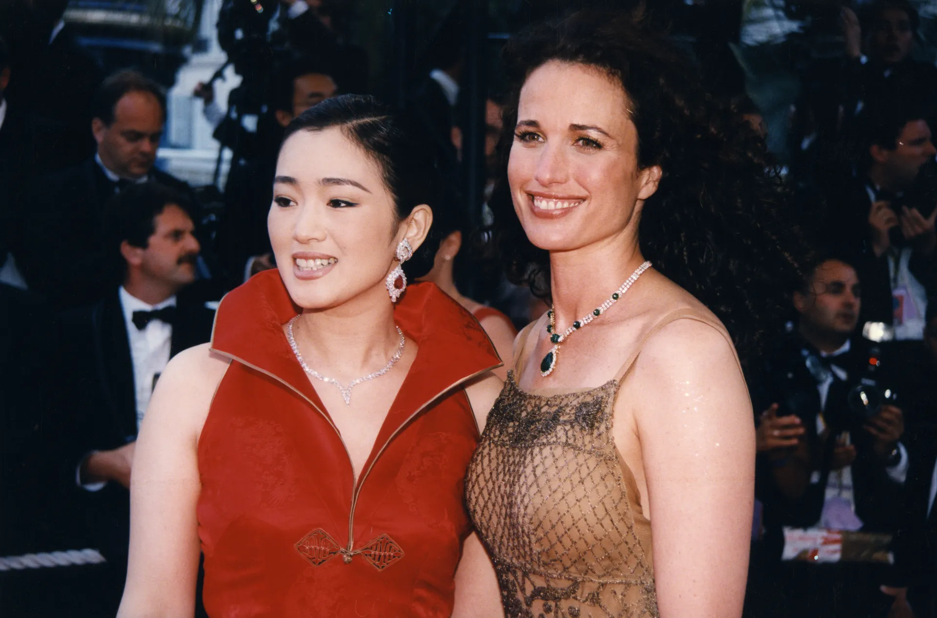 Gwiazda „Wyznań gejszy” Gong Li i Andie MacDowell na czerwo-nym dywanie w 1998 roku