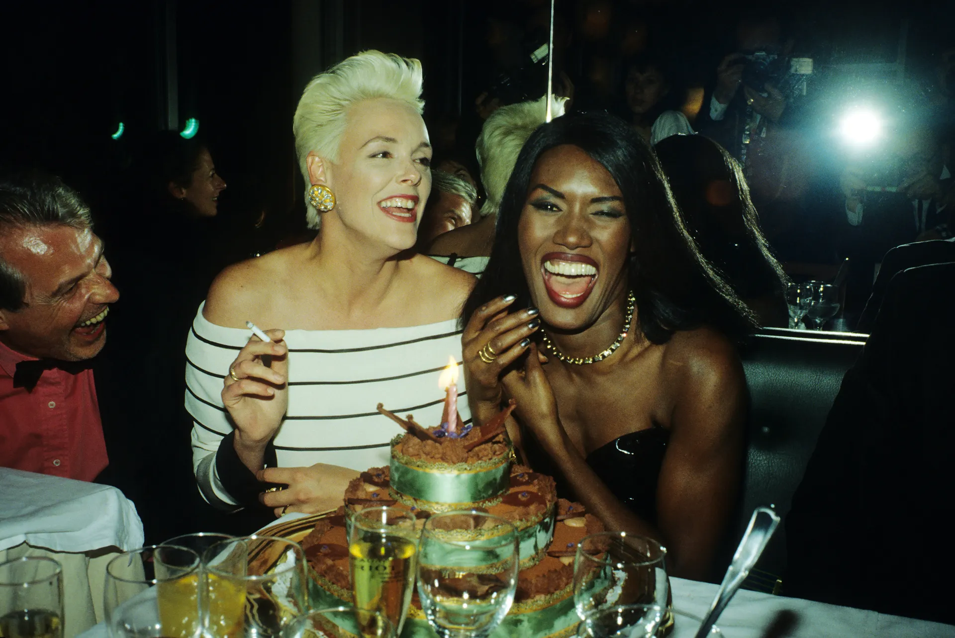 Grace Jones i Brigitte Nielsen cieszą się życiem nocnym w Cannes w 1991 roku