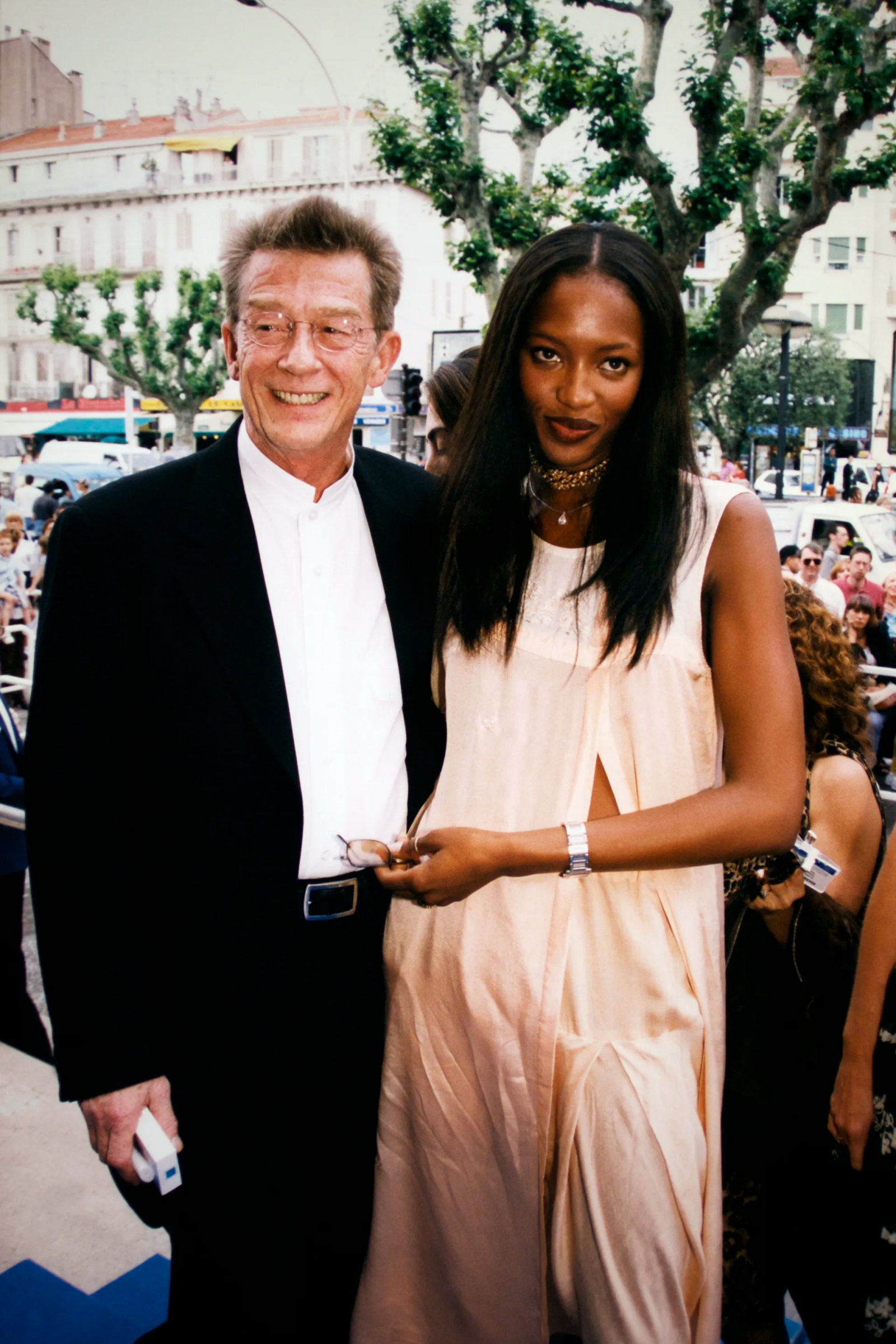 John Hurt i supermodelka Naomi Campbell na festiwalu filmowym w Cannes w 1998 roku