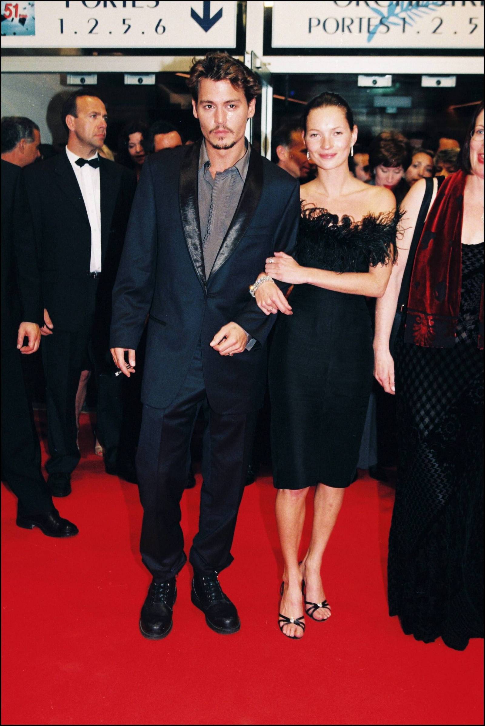 15 maja 1998 roku na premierze „Las Vegas Parano”, na której pojawiła się u boku Johnny’ego Deppa, Kate Moss miała na sobie czarną sukienkę vintage z dekoltem obszytym piórami. Prawie dekadę później modelka odtworzyła ją na potrzeby swojej projek-tanckiej współpracy z Topshop.
