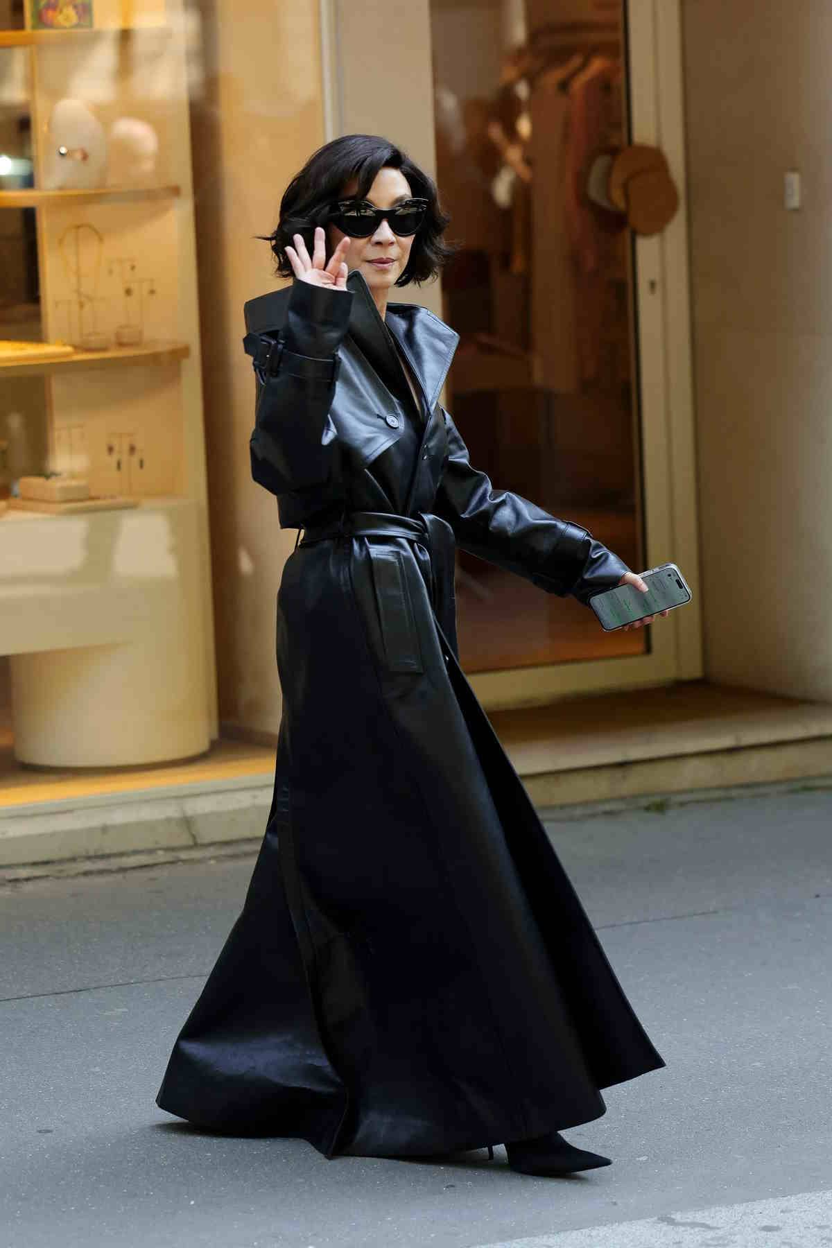 Michelle Yeoh na pokazie marki Balenciaga