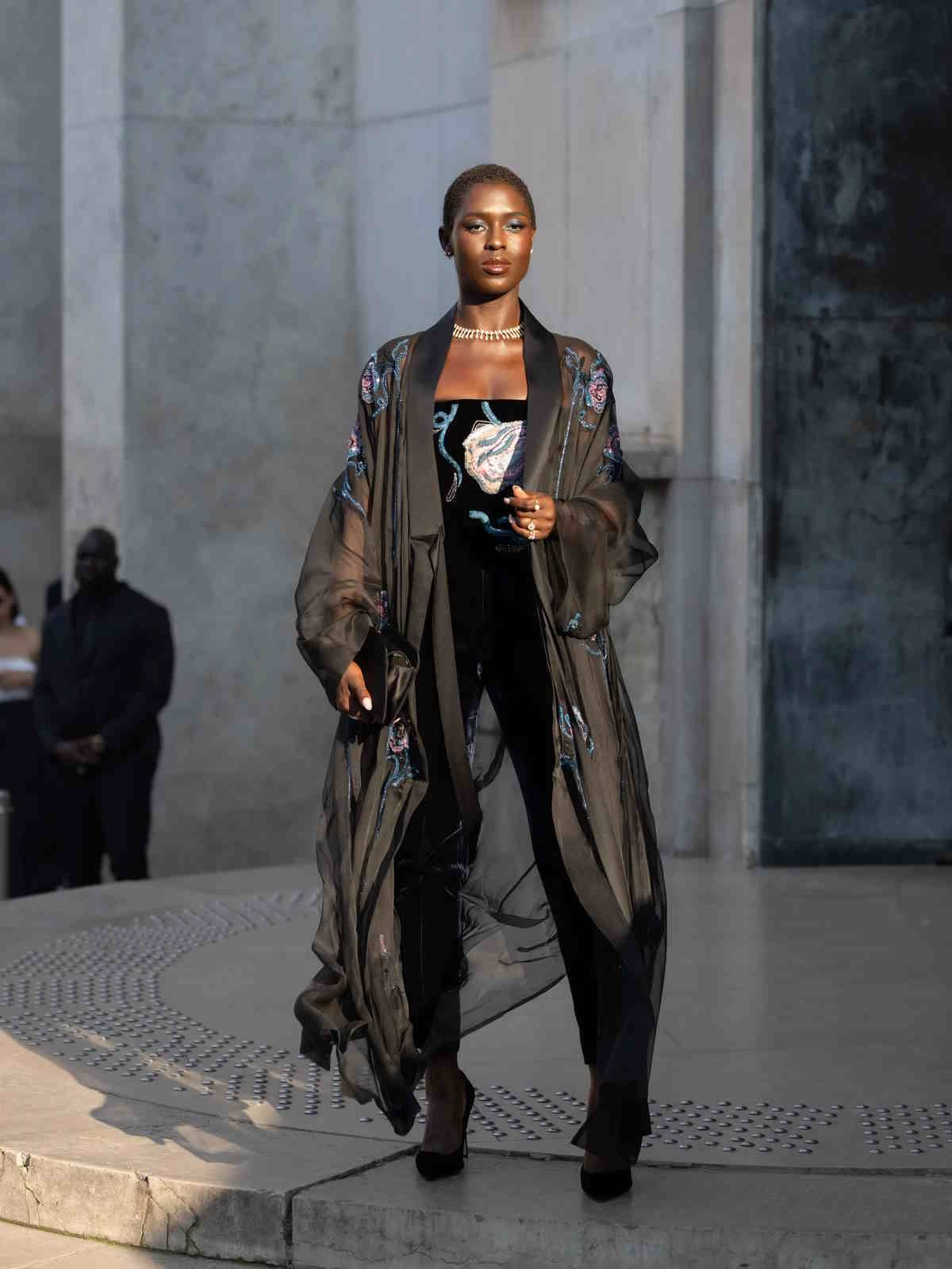 Jodie Turner-Smith na pokazie marki Armani Privé