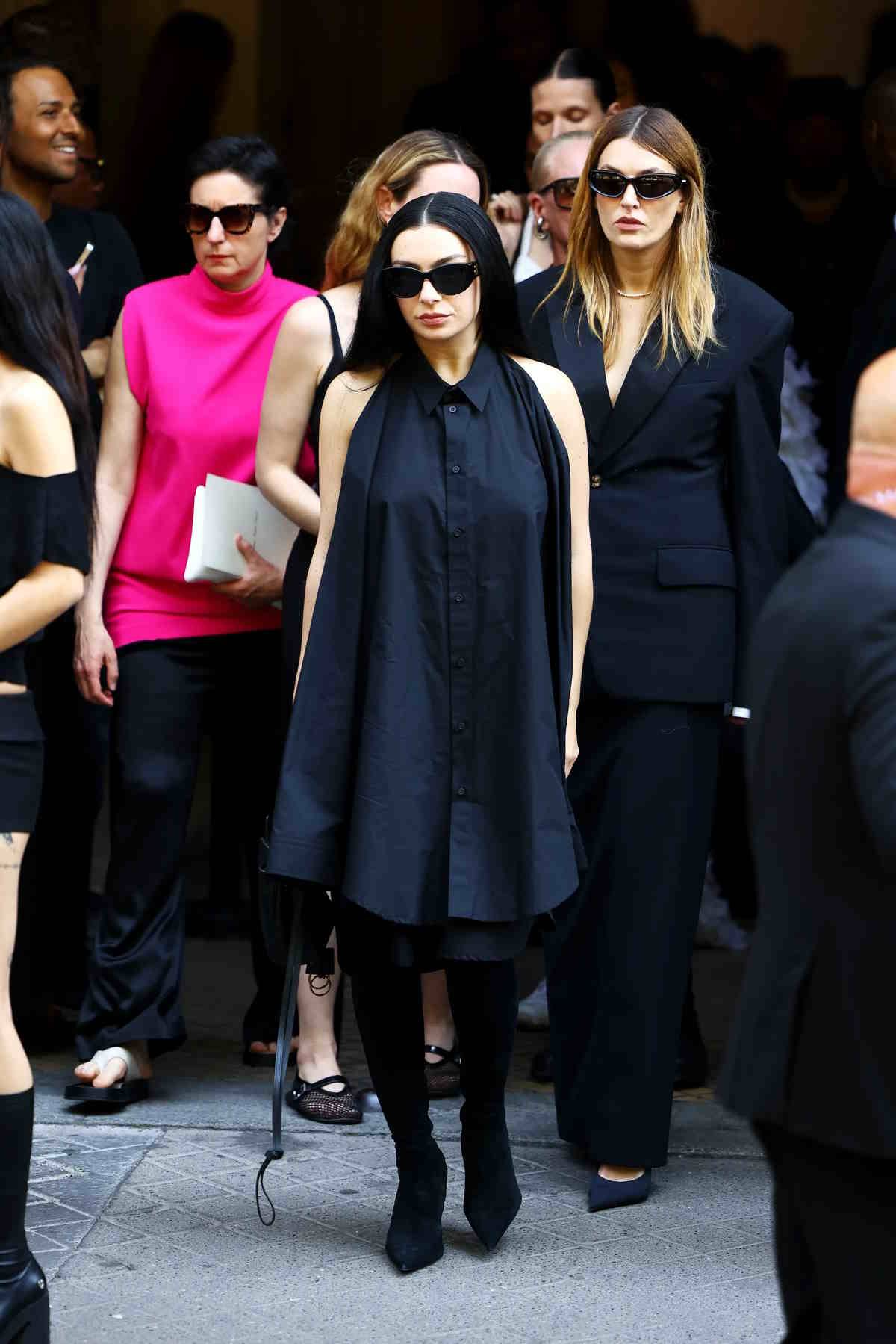 Charli XCX na pokazie marki Balenciaga