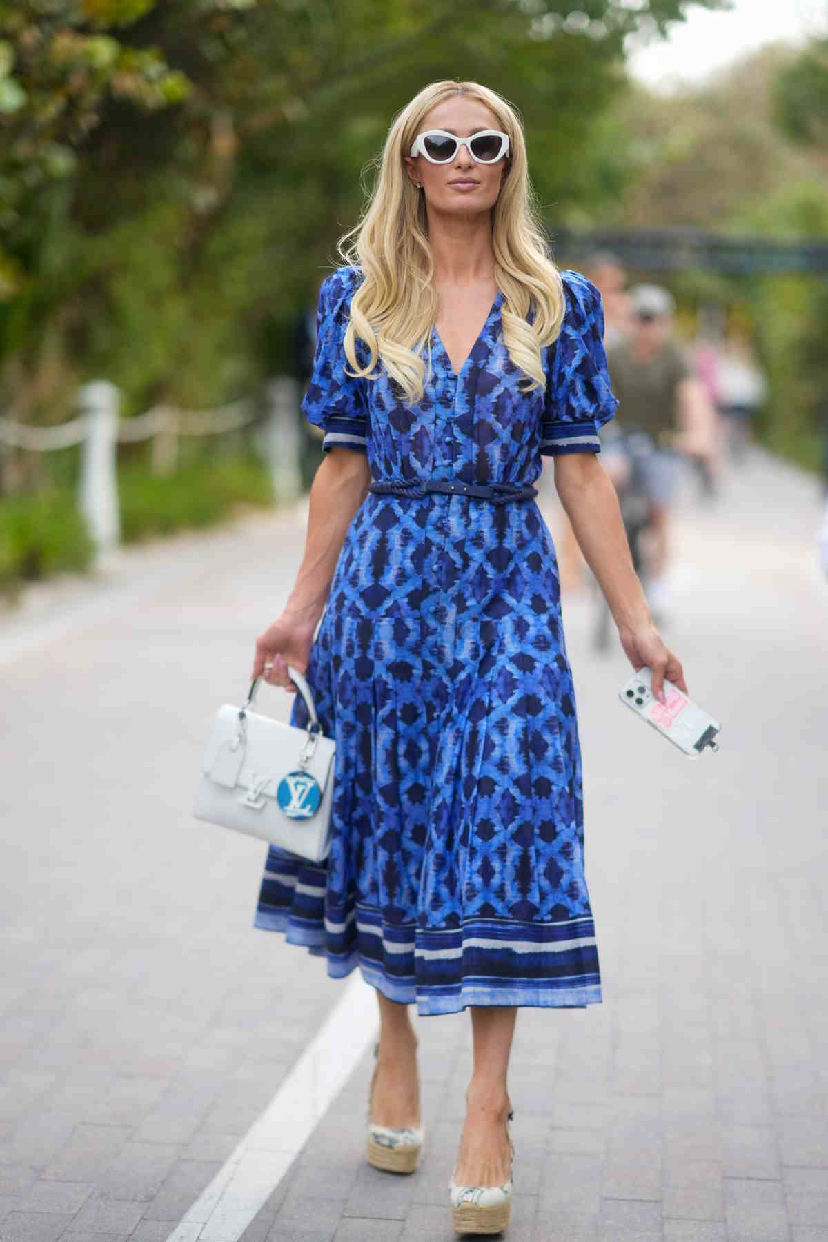 Paris Hilton nosi espadryle na koturnie latem 2024. To najbardziej eleganckie sandały sezonu