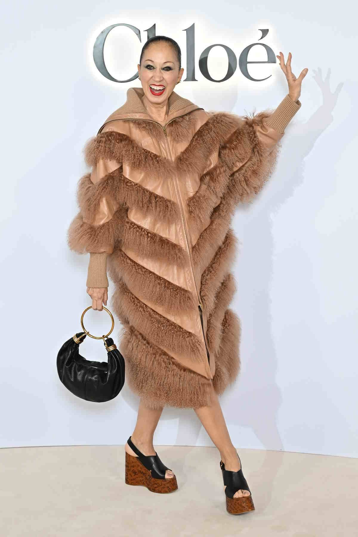 Pat Cleveland w czarnych sandałach na koturnie. To eleganckie buty na każdą okazję