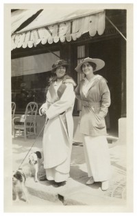 Gabrielle Chanel z ciotką Adrienne przed butikiem Chanel w Deauville, 1913 rok, Fot. Materiały prasowe