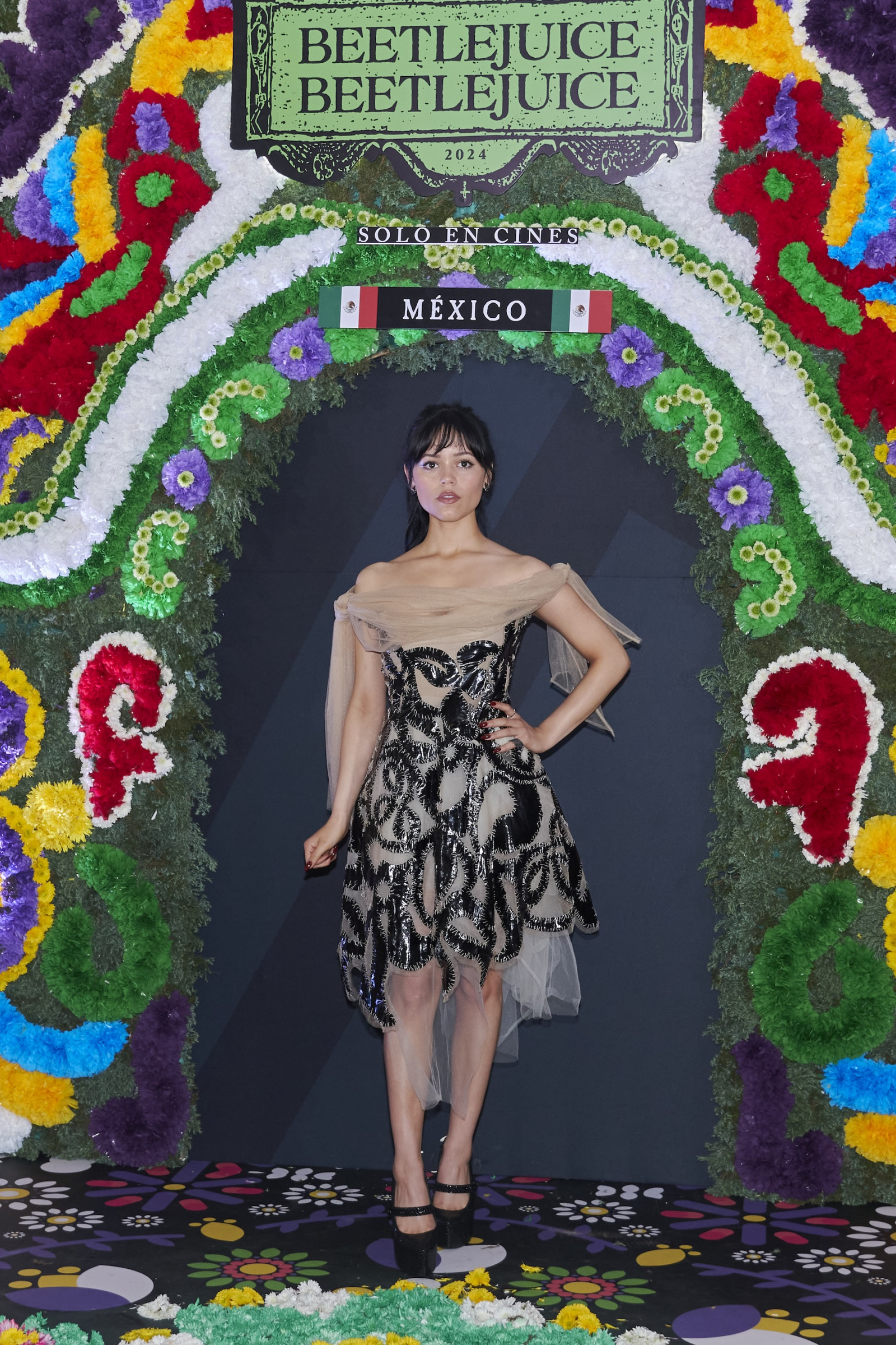 Jenna Ortega w kreacji Vivienne Westwood na premierze „Beetlejuice, Beetlejuice” w Meksyku