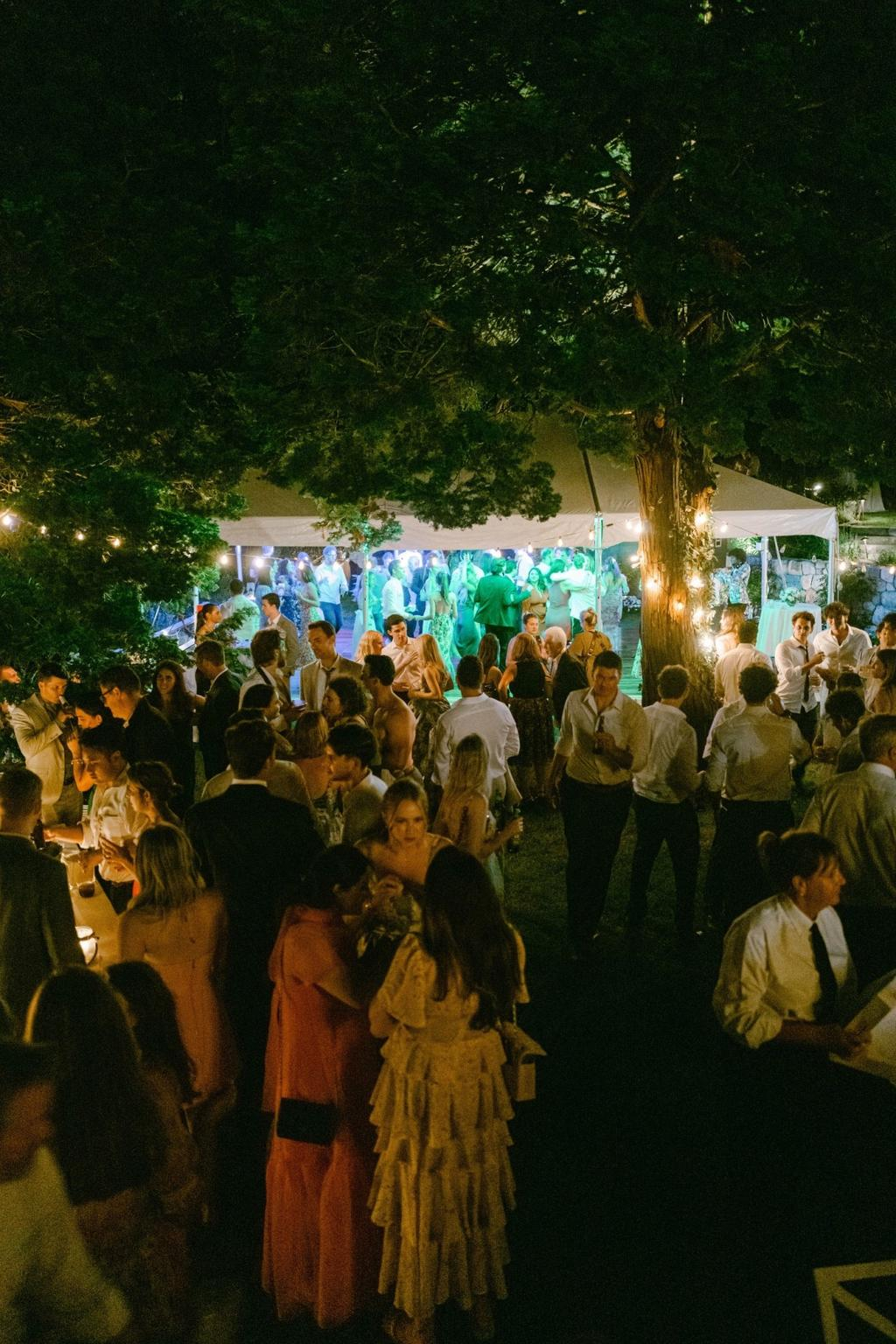 Rodzina i przyjaciele dołączyli do nas na afterparty zorganizowanym w domu mojej mamy, Edgehill Farm, gdzie całą noc tańczyliśmy pod gwiazdami.