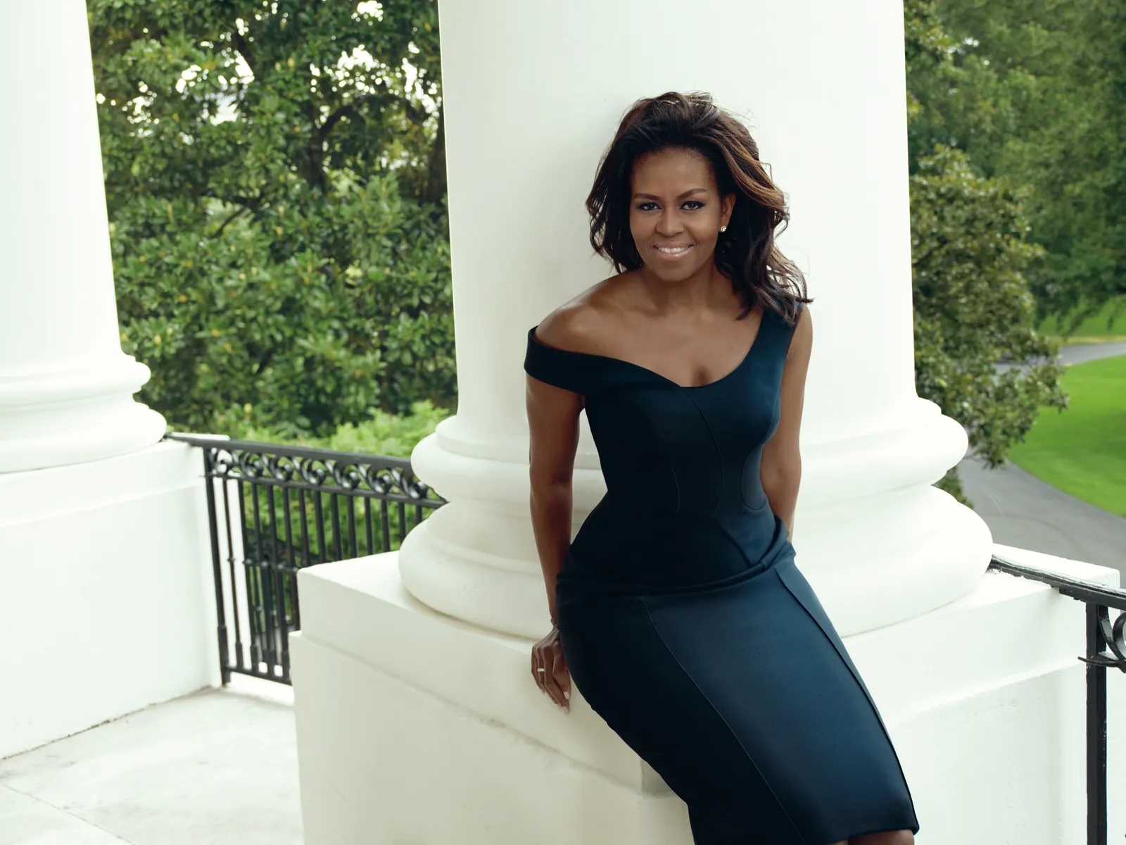 Pierwsza dama Michelle Obama w sukni Atelier Versace na tle Białego Domu.