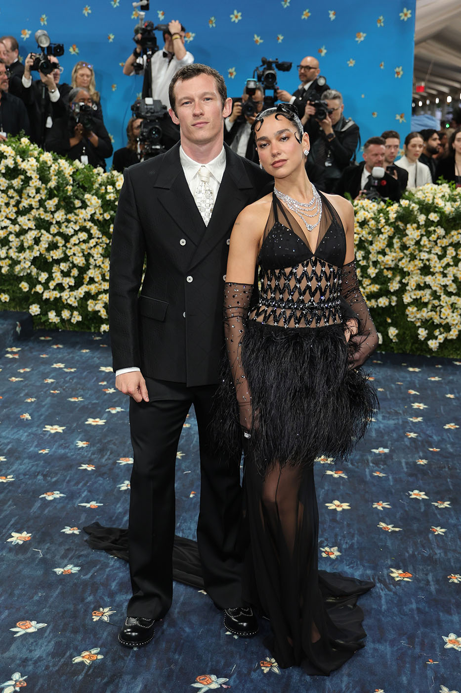 Callum Turner i Dua Lipa w stylizacjach Chanel
