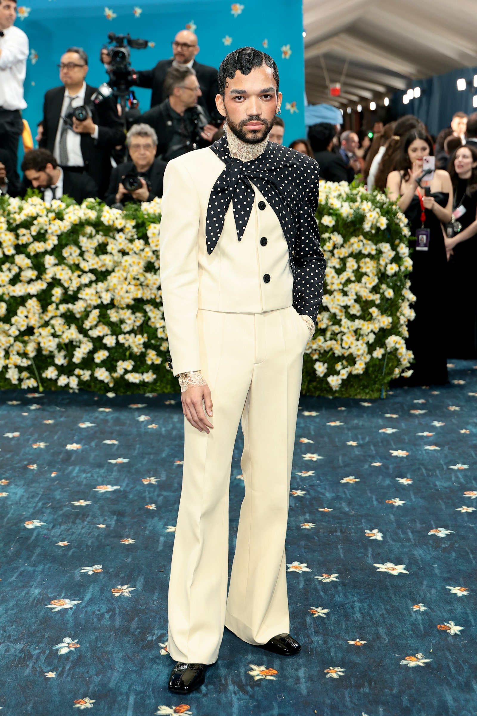 Justice Smith w stylizacji Valentino