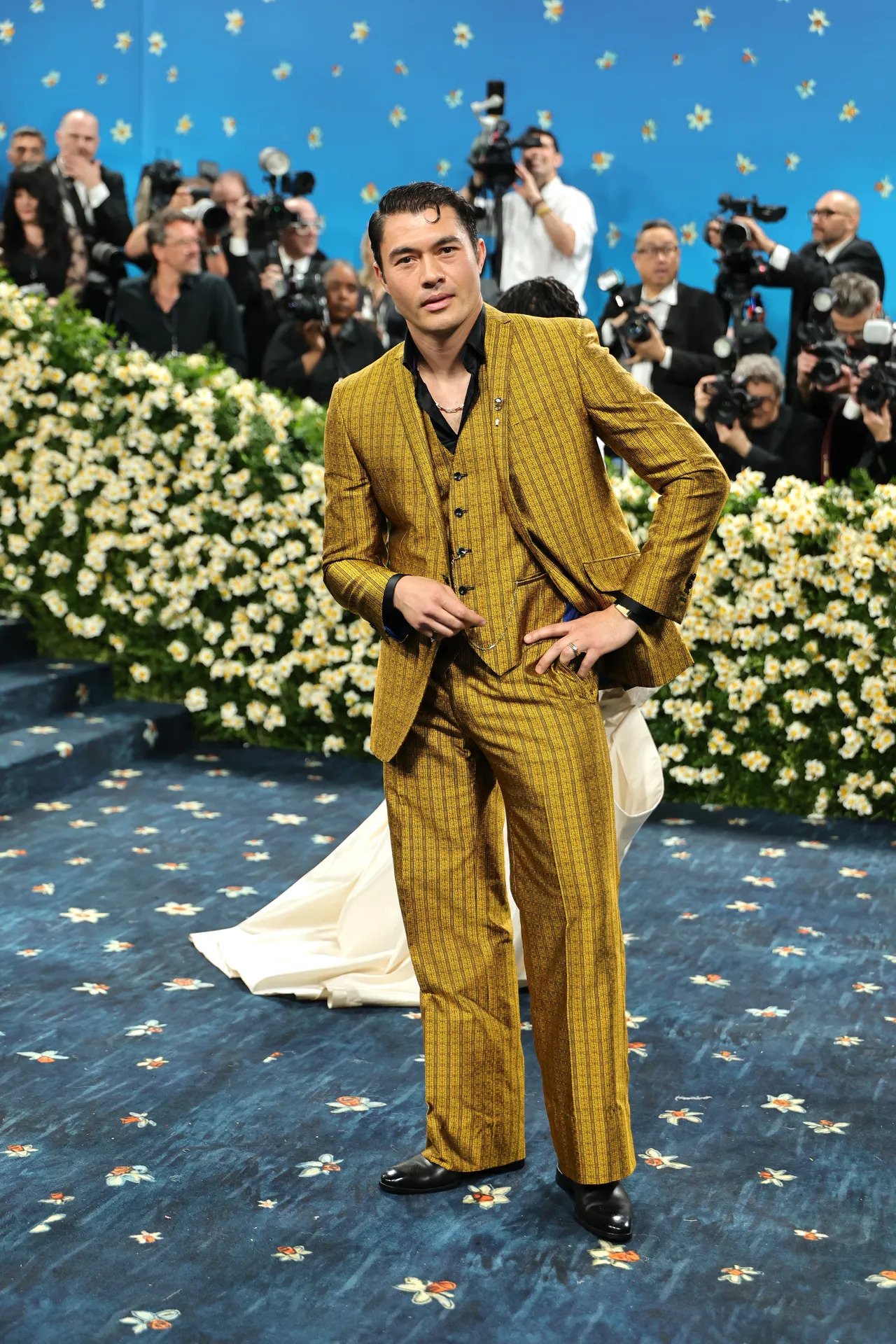 Henry Golding i Cartier Tank à Guichets / foto: Getty Images