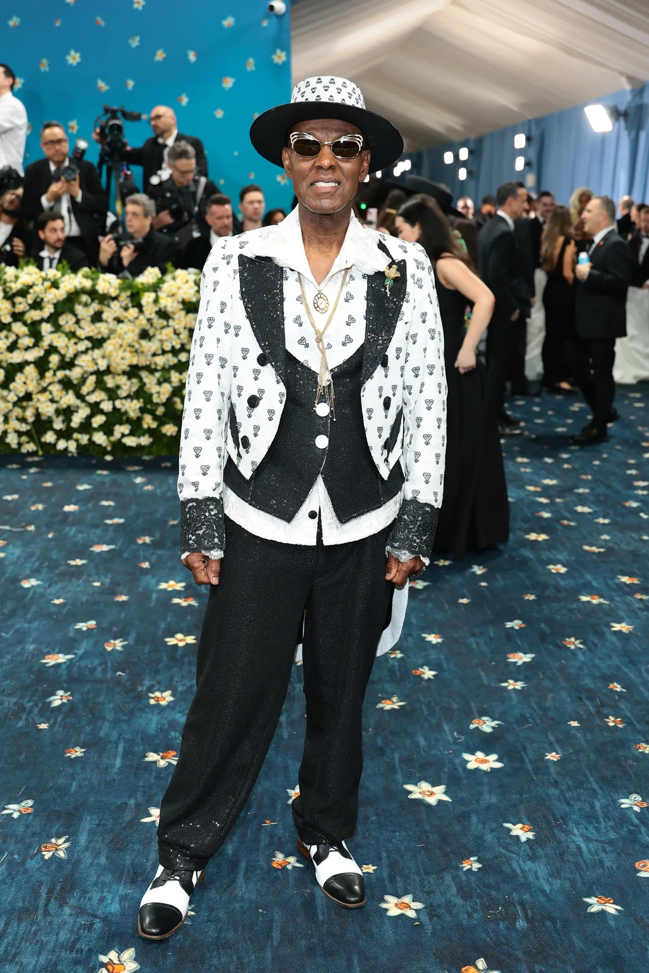 Dapper Dan i zegarek kieszonkowy Cartier Paris "Helm" z lat 40. XX wieku / foto: Getty Images