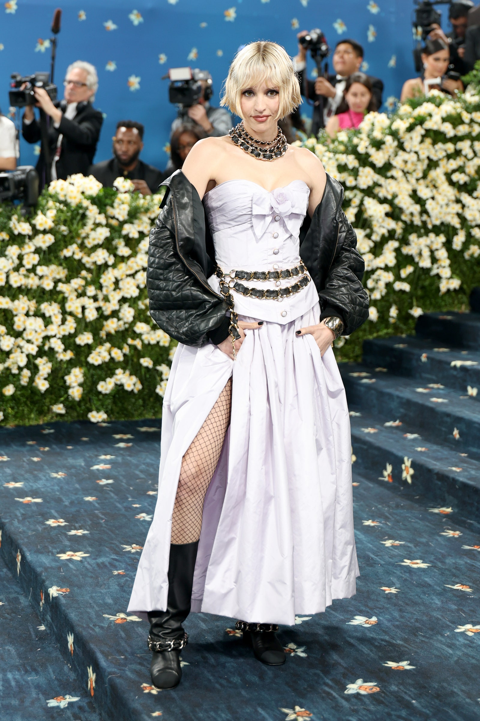 Angèle w kreacji Chanel