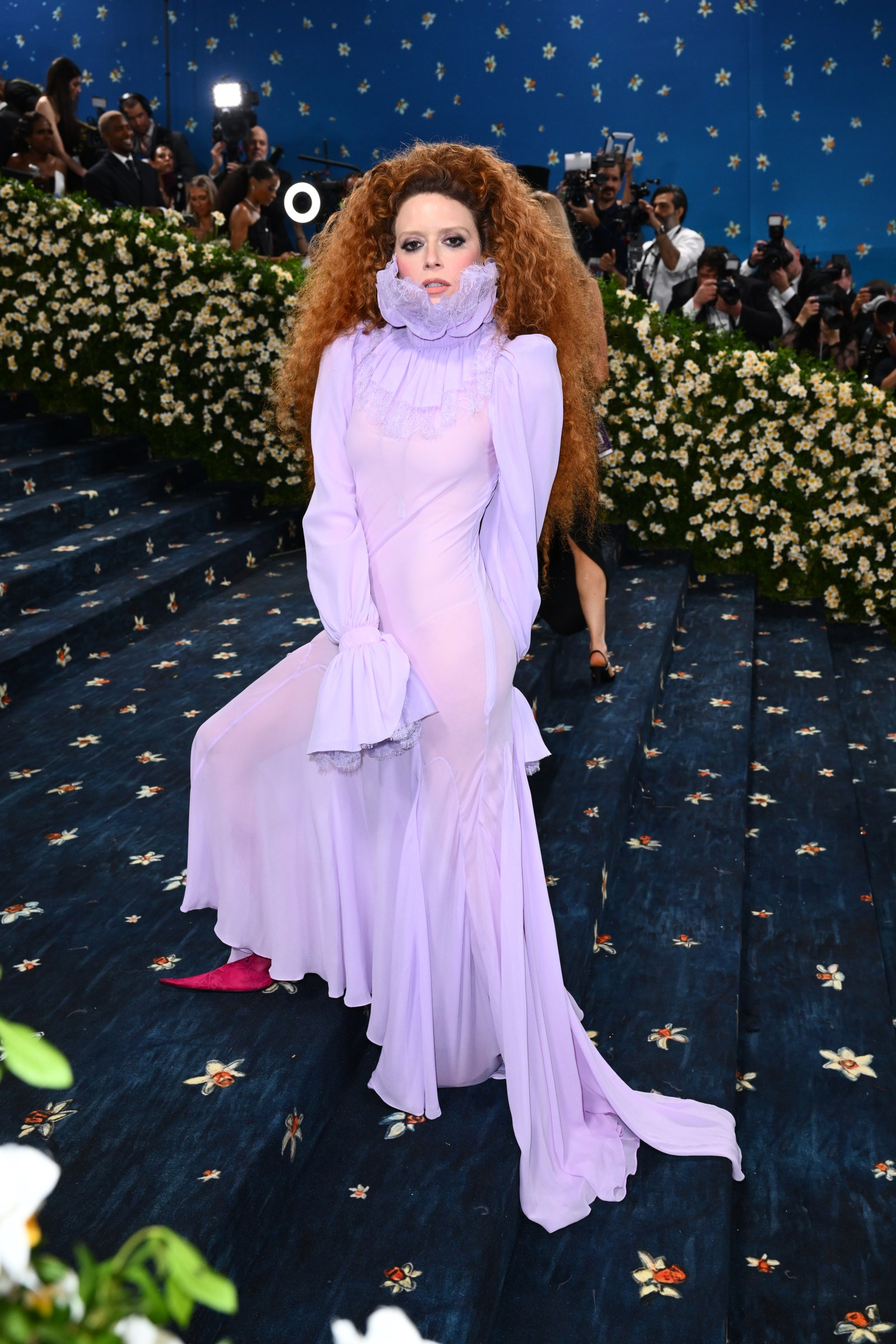 Natasha Lyonne w kreacji McQueena