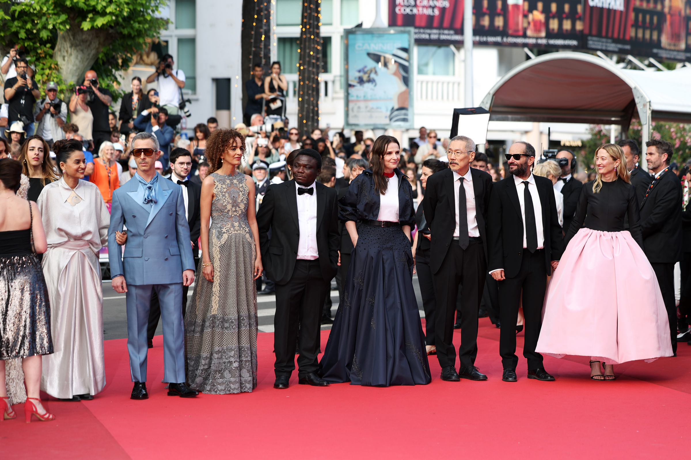Jury 78. Festiwalu Filmowego w Cannes: Payal Kapadia, Jeremy Strong, Leïla Slimani, Dieudo Hamadi, Jury President Juliette Binoche, Hong Sang-soo, Carlos Reygadas i Alba Rohrwacher