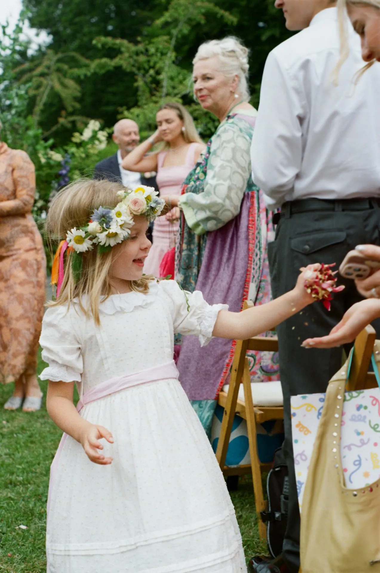 Siostrzenica Rose, Minna, sypała nam kwiatki, a później rozdawała konfetti w czasie ceremonii.