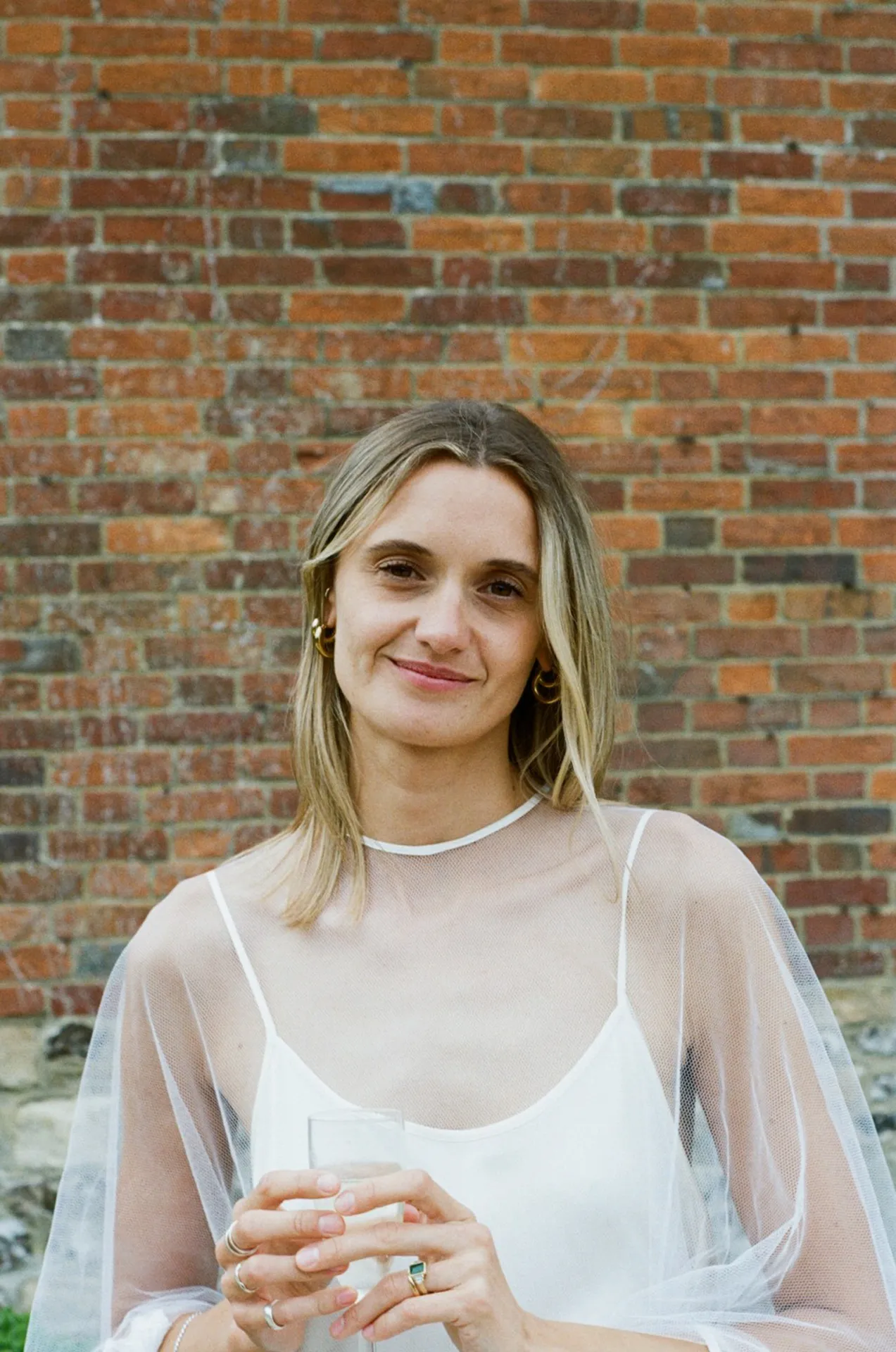 Bryony w pelerynie vintage, którą mama Rose miała na sobie dokładnie 45 lat wcześniej.