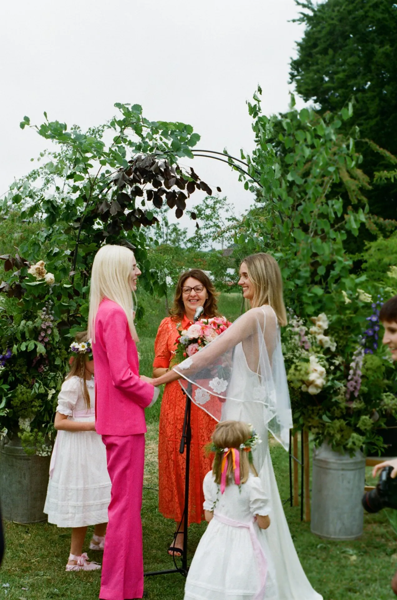 Mama Bryony, Sarah, udziela nam ślubu.