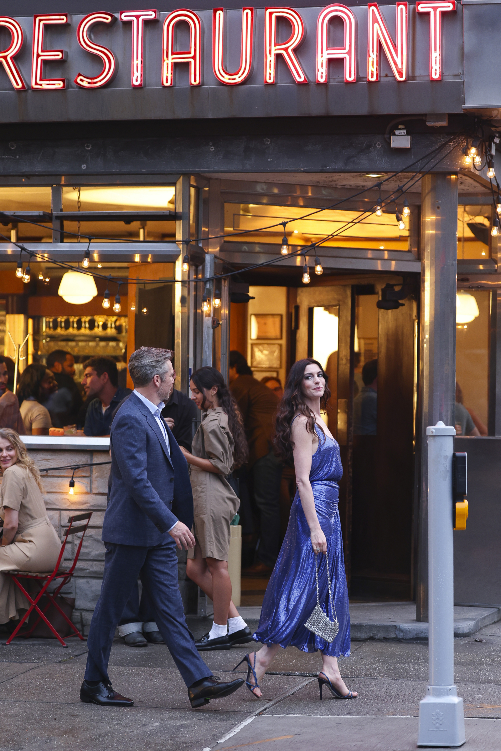 Anne Hathaway jako Andy Sachs w cekinowej niebieskiej sukience