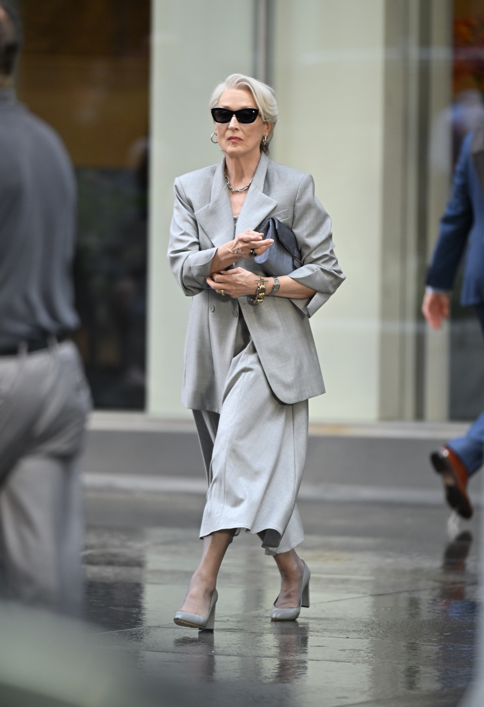 Miranda Priestly stawia na szary total look