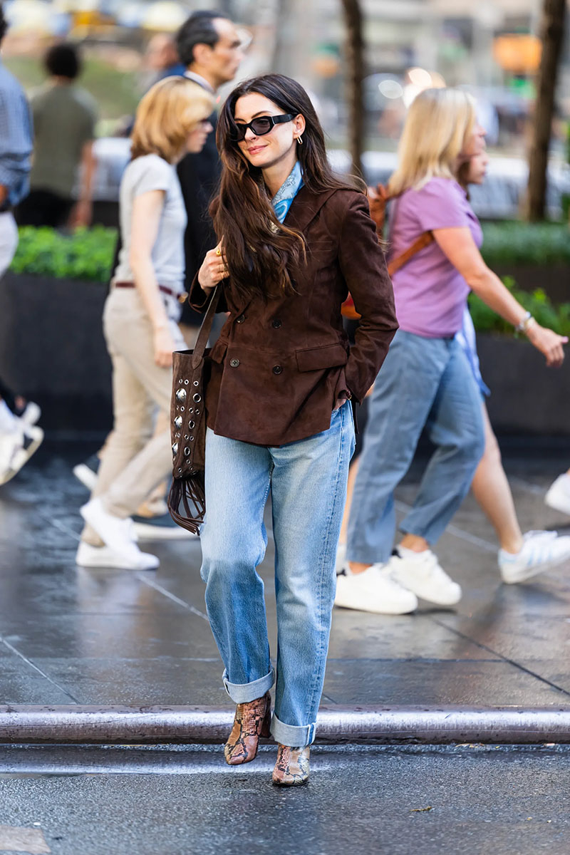 Anne Hathaway, czyli Andy Sachs, nosi marynarkę Ralph Lauren Purple Label i torbę Nellcate od Valentino.