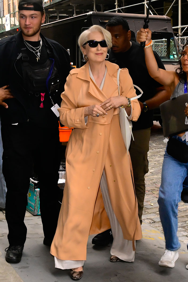 Czyżby Miranda Priestly pokochała pastele? Wybór brzoskwiniowego płaszcza może właśnie to oznaczać