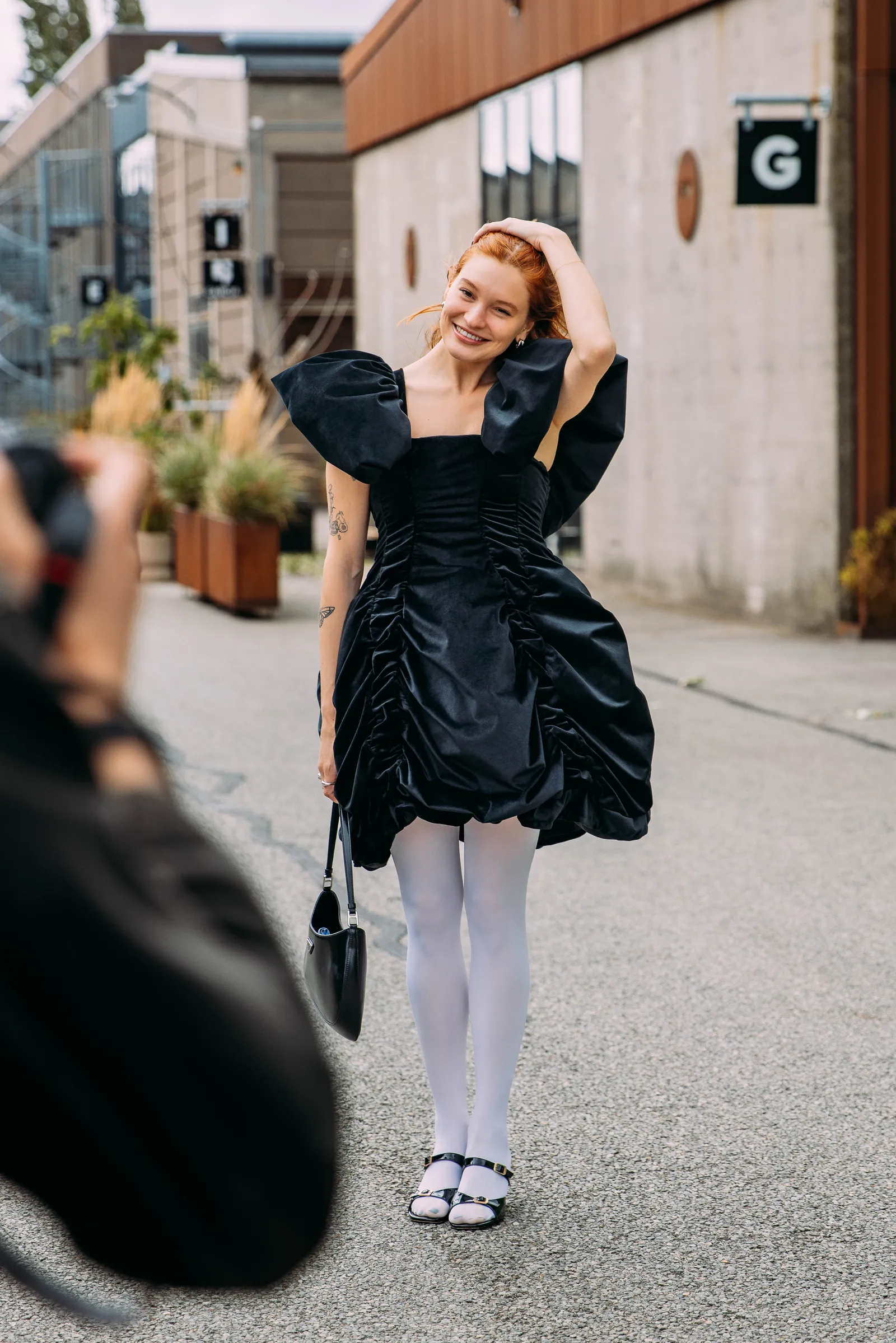 Bufiasta sukienka mini najlepiej prezentuje się w czerni. Dunki łączą ją z białymi rajstopami i eleganckimi butami z czarnymi paseczkami. Furorę robi także modna torebka Cleo od Prady.