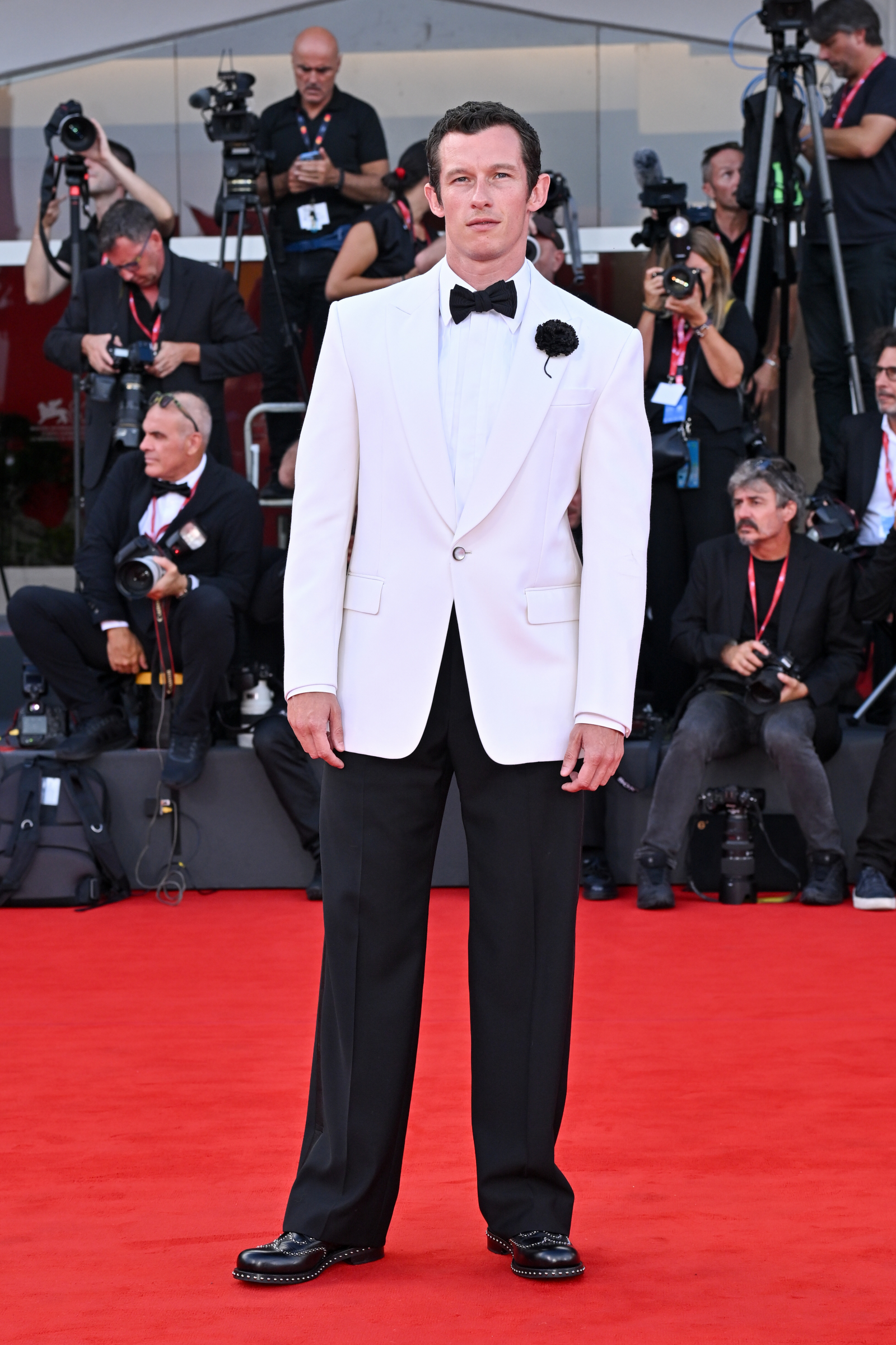 Callum Turner w Louis Vuitton