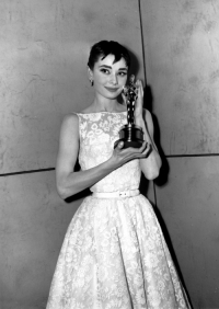 Audrey Hepburn na gali rozdania Oscarów w 1954 roku - po raz pierwszy publicznie w kreacji Givenchy, Fot. East News