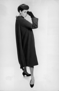Płaszcz o szerokim fasonie z 1955 roku, Fot. John Chillingworth/Getty Images