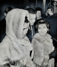 Elizabeth Taylor w futrze z kapturem, Fot. Harold Whyte/Getty Images