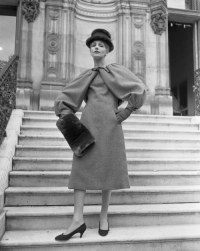 Wełniana sukienka z bolerkiem i bufiastymi rękawami z 1955 roku, Fot. Bettmann/Getty Images