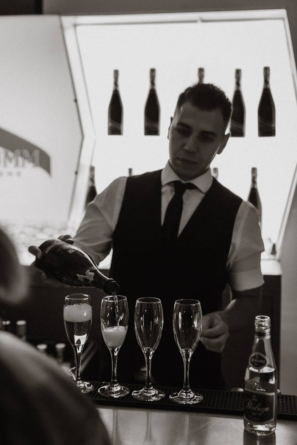 Podczas wernisażu gości raczyli się szampanem  G.H.Mumm, fot. Piotr Szafran
