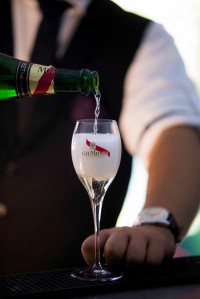 Podczas wernisażu gości raczyli się szampanem  G.H.Mumm, fot. Luka Łukasiak