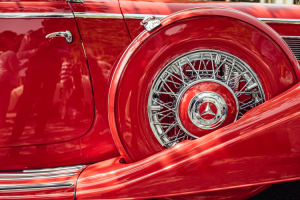 Umieszczone między maską a nadkolem koło zapasowe w Mercedesie 540 K Cabriolet A (1937 r.) – samochód należy do kolekcji miliardera Iona Tiriaca, Fot. Błażej Żuławski