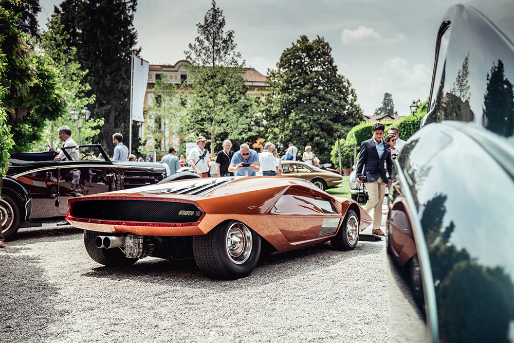 Niesamowity prototyp Bertone – Lancia Stratos Zero. W najwyższym miejscu ma jedynie 83 centymetry. Podczas oficjalnej prezentacji w 1970 r., by zadziwić dziennikarzy, Nuccio Bertone przejechał nią pod szlabanem fabryki., Fot. Błażej Żuławski