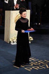 Olga Tokarczuk w kreacji Gosi Baczyńskiej, grudzień 2019., (Fot. Getty Images)