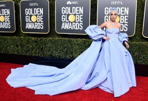 Lady Gaga x Valentino Haute Couture na rozdaniu Złotych Globów, Fot. Getty Images
