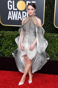 Joey King w sukience Iris van Herpen, Fot. Getty Images