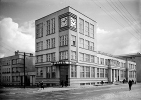 Gmach Urzędu Pocztowo-Telegraficznego przy ul. 10 Lutego 10 w Gdyni, 1929, proj. Julian Puterman-Sadłowski i Antoni Miszewski, fot. Henryk Poddębski,  (Fot. dzięki uprzejmości Polin)