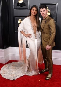 Priyanka Chopra w sukni Ralph & Russo i Nick Jonas, Fot. Getty Images