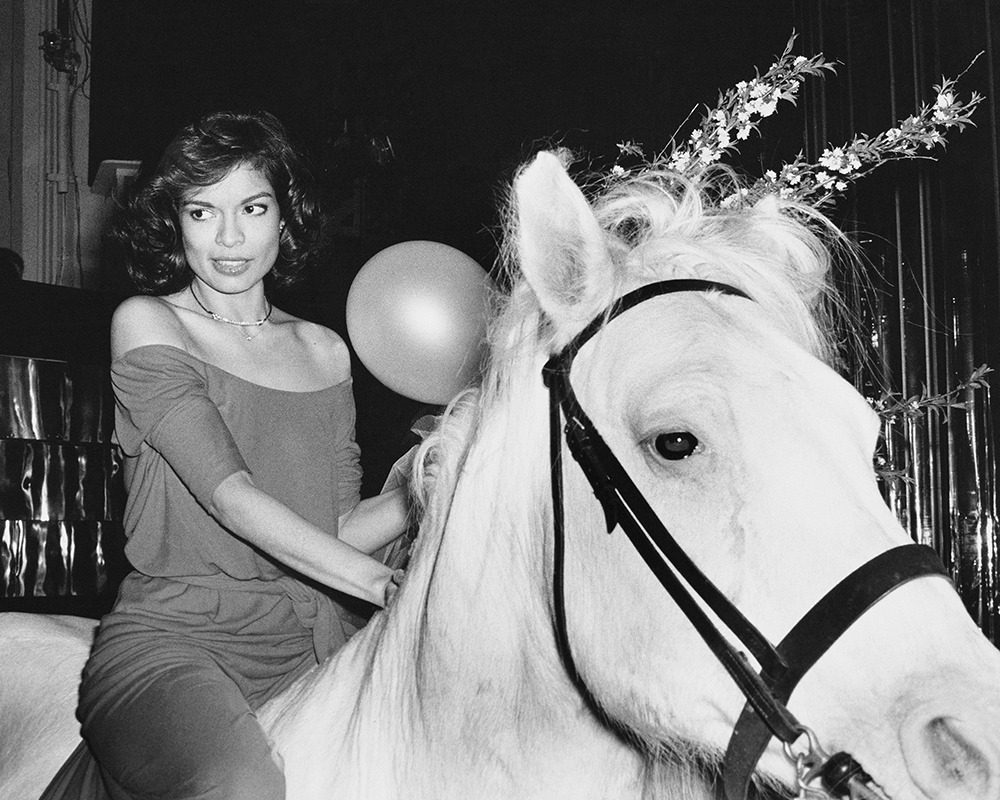Bianca Jagger wjeżdżająca do klubu na białym koniu, Fot. Rose Hartman, Getty Images