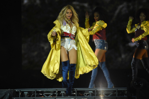 Beyoncé w aksamitnych butach i obszernym, żółtym płaszczu, Fot. Getty Images