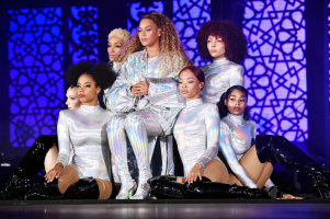 Beyoncé w holograficznm total looku, Fot. Getty Images