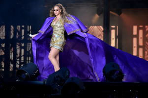 Beyoncé w płaszczu i sukience projektu Petera Dundasa, Fot. Getty Images