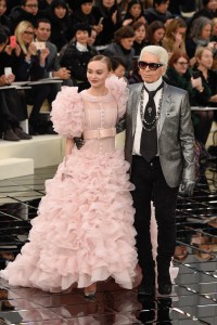 Z Karlem Lagerfeldem na pokazie Chanel haute couture wiosna-lato 2017 , Fot. Getty Images