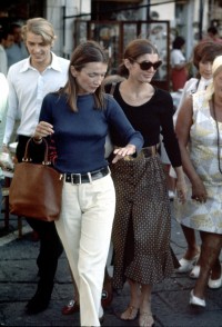 Lee Radziwill i Jackie Onassis podczas wakacji na Capri w 1970 roku, Fot.  Ron Galella/Ron Galella Collection, Getty Images