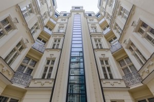 Przeszklony szyb windowy w podwórzu Foksal 13 pamięta czasy Jana Wedla, ówczesnego właściciela kamienicy, czyli lata 30. XX w.